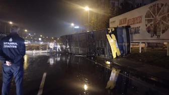 Çekmeköy'de kontrolden çıkan otobüs takla atarak yan yola devrildi