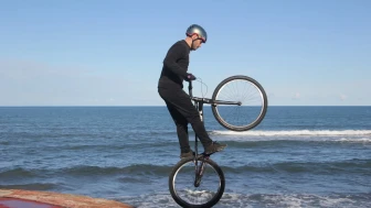 Ordu'da bisiklet tutkunu genç sahildeki kayalıklarda nefes kesen gösteri yaptı
