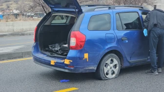 Kayseri'de 3 polis aracına çarparak kaçan şüpheli araç lastiklerine ateş edilerek yakalandı