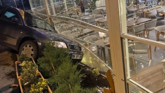 Kayseri’de kontrolden çıkan otomobil kafeteryaya girdi, saniyelerle kurtuldular