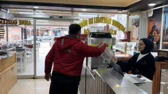 Karabük’te kurye heimlich manevrasıyla boğazına cisim kaçan çocuğu kurtardı