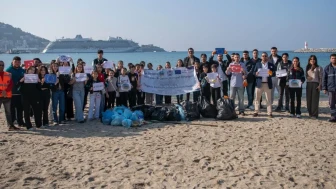 Kuşadası'nda Söke Bağarası Hürriyet Ortaokulu öğrencileri kıyı temizliği yaptı