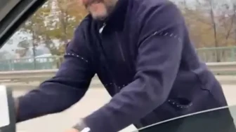 Bursa'da meclis üyesi yol verme tartışması sonrası sürücünün saldırısına uğradı