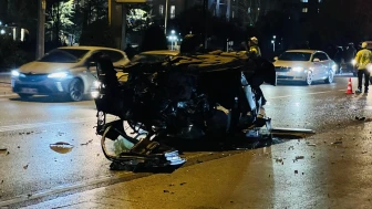 Konya'da kontrolden çıkıp ağaca çarpan otomobil alev aldı: 1'i ağır 2 yaralı