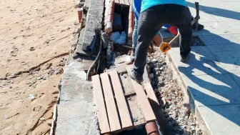 Didim'de şiddetli yağış sonrası Aydın Büyükşehir Belediyesi ekipleri Altınkum'da onarım çalışması yapıyor