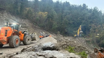 Kastamonu’da heyelan sebebiyle kapanan yol ulaşıma açıldı
