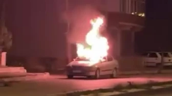 Amasya’da seyir halindeki otomobil hastane karşısında alev aldı