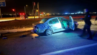 Çorum'un Alaca ilçesinde kırmızı ışık ihlali yapan otomobil ile tır çarpıştı