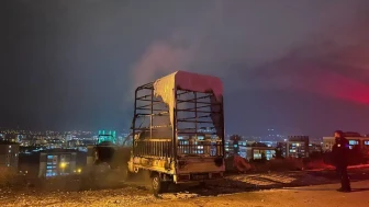 Niğde'de park halindeki kamyonette çıkan yangın itfaiye ekiplerince söndürüldü