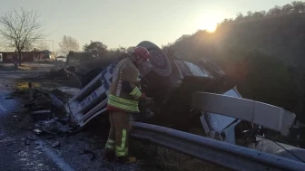 Manisa'nın Köprübaşı ilçesinde tırın kontrolden çıkması sonucu 1 kişi yaralandı