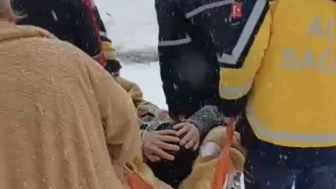 1. "Bartın'da 30 köy yolu ulaşıma kapandı" 2. "Evinde mahsur kalan hasta sağlık