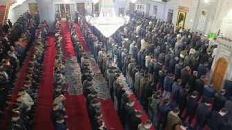 Şanlıurfa'da Regaip Kandili dolayısıyla binlerce kişi Dergah Camisi'nde toplandı