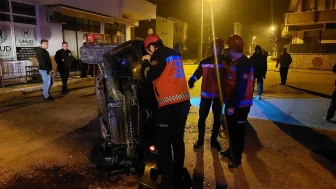 Sakarya'nın Akyazı ilçesinde gazı takılı kalan otomobil beton çite çarparak yan yattı