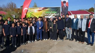 Tatvan'da okul bahçelerine bin 200 fidan dikildi