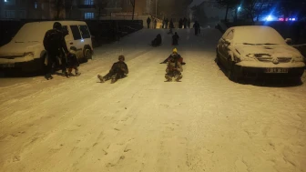 Yozgat'ta mahalle aralarında kar eğlencesi sokaklar kayak pistini aratmadı