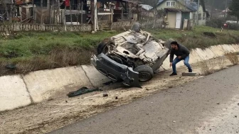 Bolu-Mudurnu karayolunda kontrolden çıkan otomobilin takla atması sonucu 2 kişi yaralandı