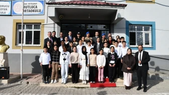 Şırnak'ta öğrenciler köyde kitap yazıp imza günü düzenledi