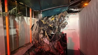 Alanya'da lüks otomobil alt geçide çarptı, sürücü hayatını kaybetti