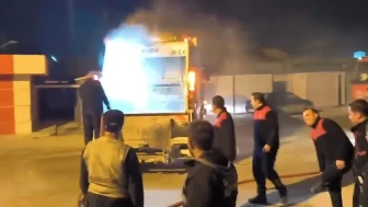 Antakya'da çöp toplarken yanan kamyonun sürücüsü aracı itfaiyeye sürdü