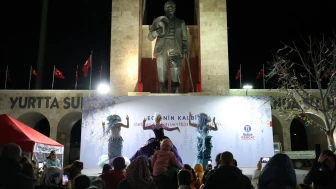 Didim Cumhuriyet Kent Meydanı’nda yılbaşı coşkusu her akşam devam ediyor