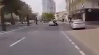 Kayseri'de hatalı şerit değiştiren otomobil sürücüsü motosikletliyi düşürdü