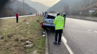 Amasya'da lastiği patlayan otomobil takla attı: 3 yaralı