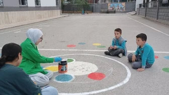 Niğde'de NÖHÜ öğrencileri Selçuk İlkokulu bahçesine renkli oyun alanları çizdi