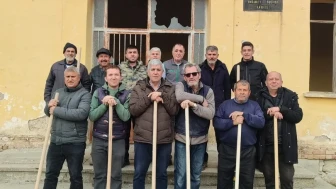 Umraniye köylüleri okul ve camii bahçesine 300 fidan dikti