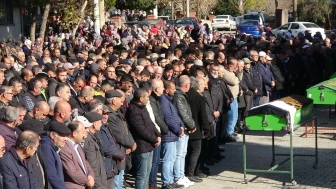 Uşak'ta trafik kazasında hayatını kaybeden Dulay çifti Ahmetler köyünde defnedildi