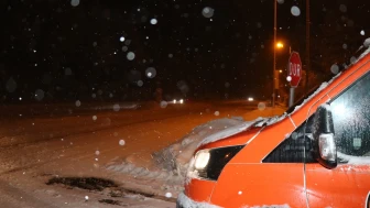 Bolu Dağı'nda kar yağışı devam ediyor, yeşil alanlarda kar kalınlığı 30 santimetreye ulaştı