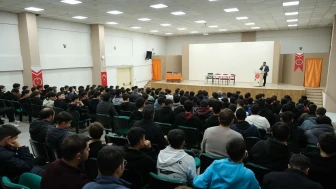 Erzincan'da İl Müftüsü Fakirullahoğlu 15 Temmuz Şehitleri Anadolu İHL'de konferans verdi