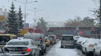 Erzurum'da yoğun kar yağışı nedeniyle çevre illerle ulaşım güçleşti