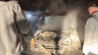 Karabük'te seyir halindeki hafif ticari araç alev alarak kullanılmaz hale geldi