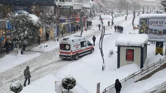 Bolu’da yoğun kar yağışı nedeniyle ambulansın zorlu yolculuğu kamerada
