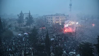 Suriyeliler Esad rejiminin devrilmesinin 1’inci yıl dönümünü Emevi Meydanı’nda kutladı
