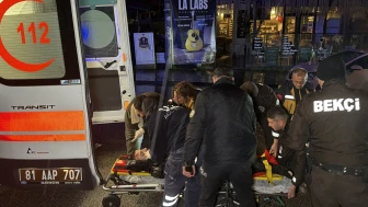 Düzce’de sağanak yağış sebebiyle kayganlaşan yolda motosiklet tıra çarpıp sürücü ağır yaralandı