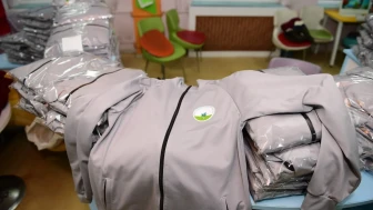 Osmangazi Belediyesi’nden çocuklara mont, bot ve eşofman takımı yardımı