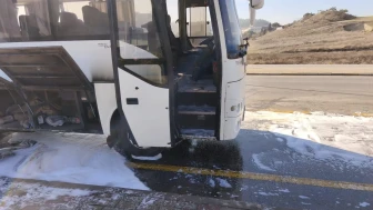 Denizli'de hareket halindeki işçi servisi alev aldı