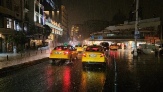 İstanbul'da sarı kodlu sağanak gece saatlerinde etkisini göstermeye başladı