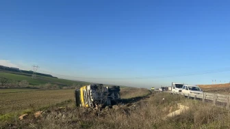 Çorlu'da bariyerlere çarpan kamyon şoförü Mehmet kemer sayesinde kurtuldu