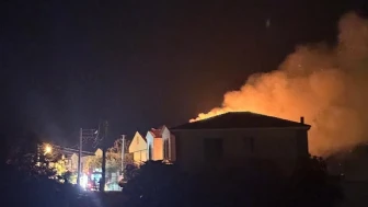 Çeşme'de villa yangını itfaiye ekiplerince kontrol altına alındı