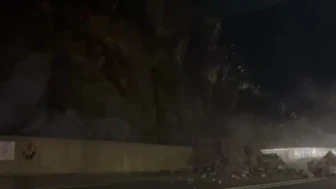 Hakkari-Van yolunda heyelan nedeniyle kısa süreli ulaşım kesintisi yaşandı