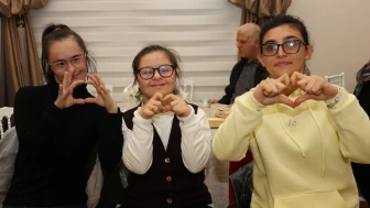 Kırıkkale’de özel bireyler belediye tarafından düzenlenen müzikli gecede eğlendi