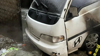 Kastamonu’da park halindeki minibüste çıkan yangın kullanılamaz hale getirdi