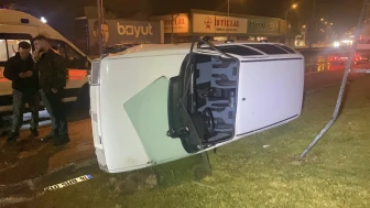 Bursa'nın Nilüfer ilçesinde kontrolden çıkan otomobil takla atarak bariyerlere çarptı