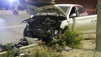 Hatay’ın Antakya ilçesinde kafa kafaya çarpışan otomobiller hurdaya döndü: 2 yaralı