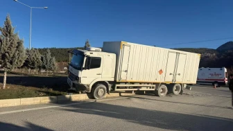 Burdur'da otomobil ile kamyonun çarpışması sonucu 1 kişi yaralandı