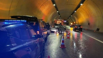 Üsküdar'da Tantavi Tüneli’nde sağanak yağış nedeniyle otomobil takla attı