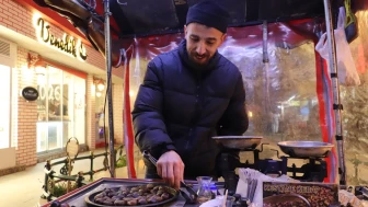 Eskişehir'de eksi 7 derecede kestane satan esnaf gece boyunca çalıştı