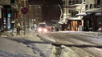 Bolu’da kar kalınlığı 30 santimetreyi aştı, onlarca araç rampalarda yolda kaldı